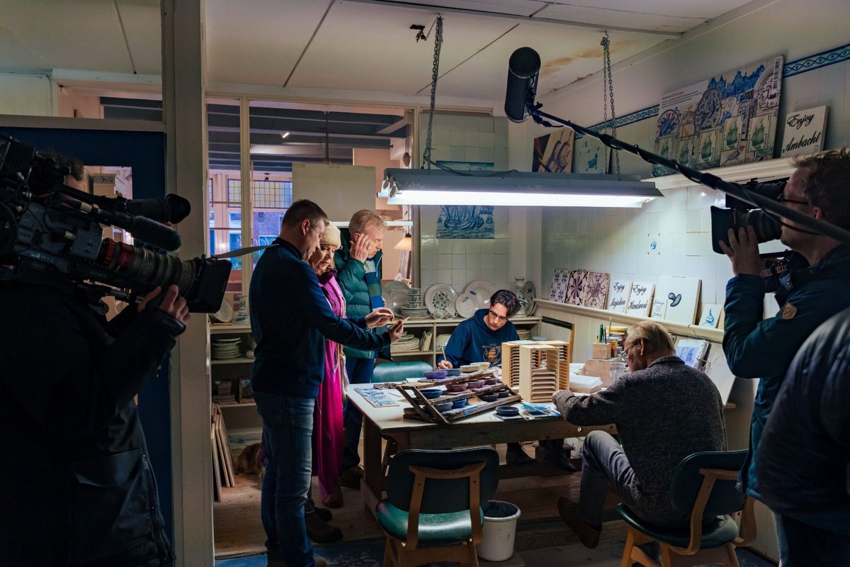 OF_nl's tweet photo. Janny van der Heijden en André van Duin bezoeken jubilerende #Harlinger aardewerkfabriek tijdens Elfstedenvaartocht
https://t.co/ljp0qdm4wq
Foto's: Denkend aan Holland https://t.co/sgzQOTsyaA