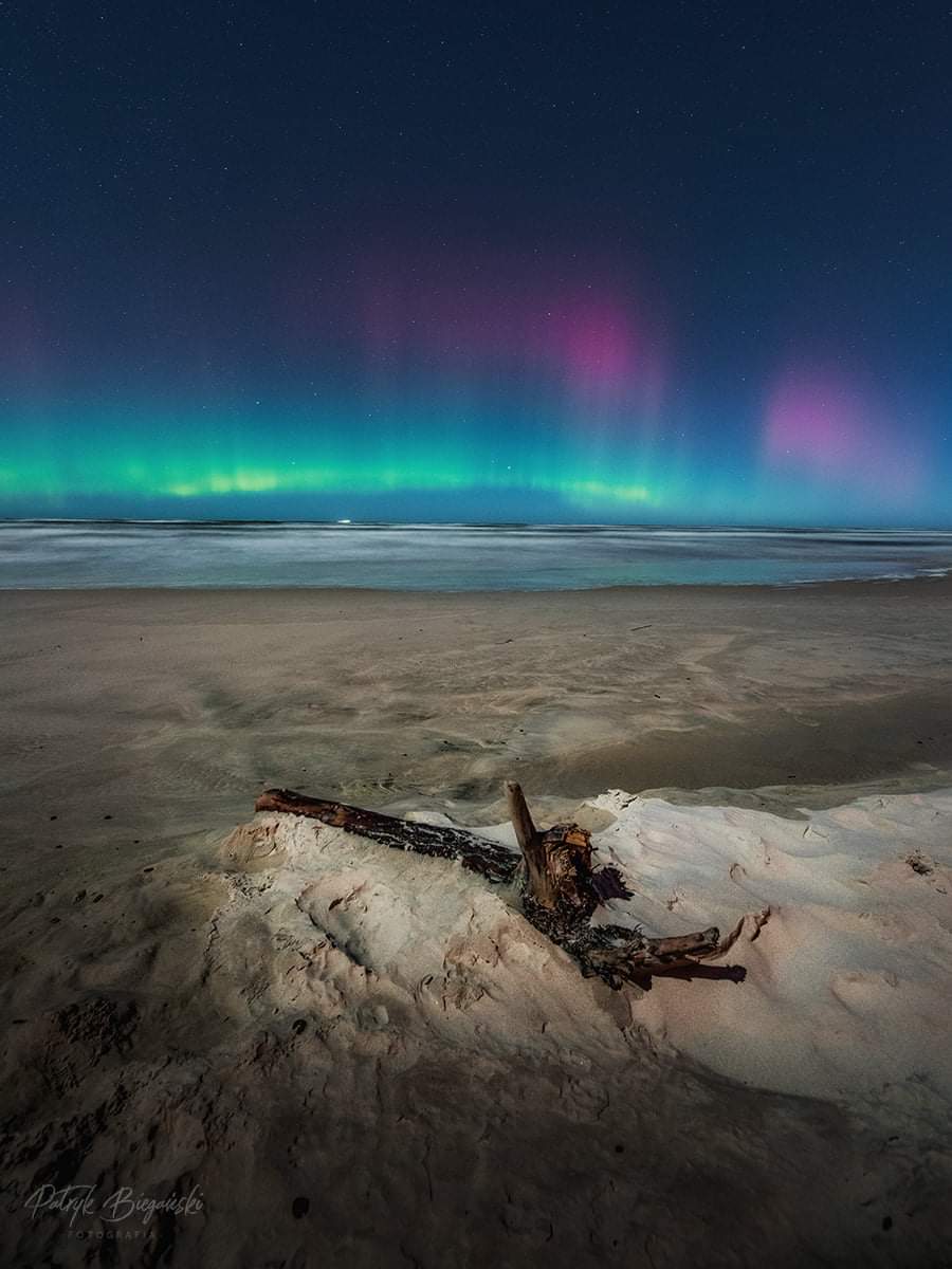 MeteoprognozaPL's tweet photo. Zorza polarna widziana z Łeby minionej nocy. Autor Patryk Biegański Fotografia. https://t.co/hWRevT7vJv
