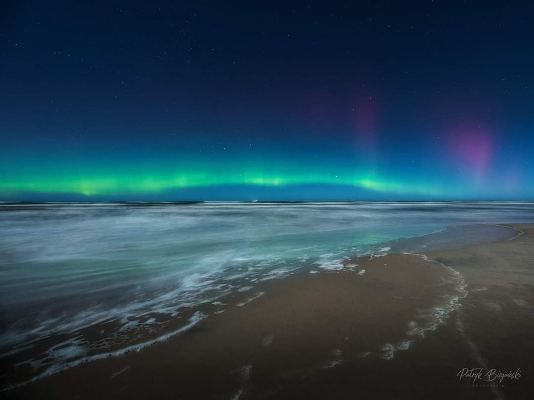 MeteoprognozaPL's tweet photo. Zorza polarna widziana z Łeby minionej nocy. Autor Patryk Biegański Fotografia. https://t.co/hWRevT7vJv