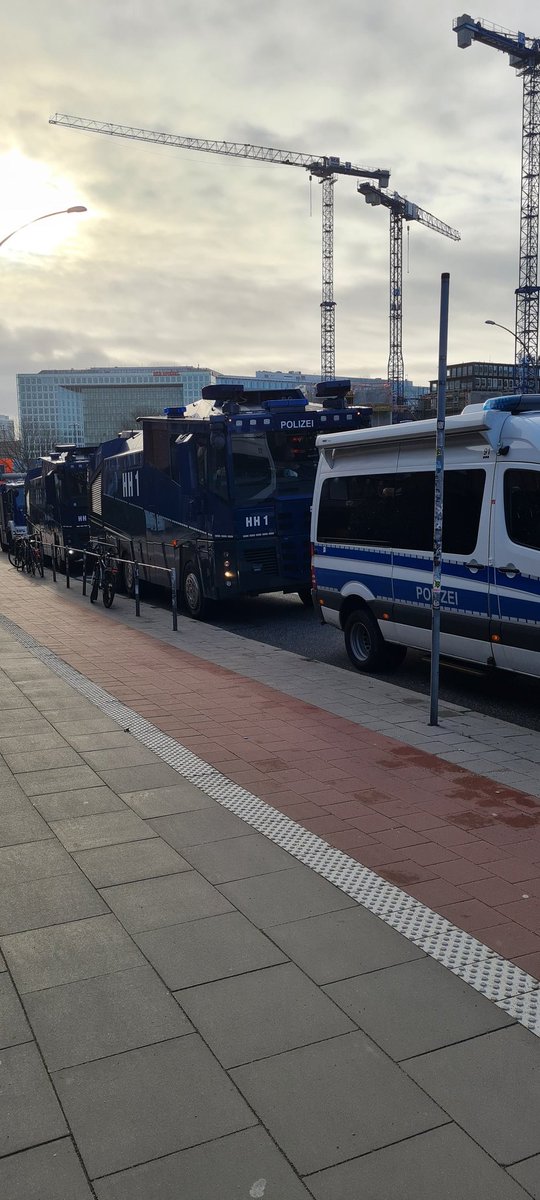 Muffenhausen's tweet image. #Hamburg fährt auf! #HH1501 #Demoverbot
