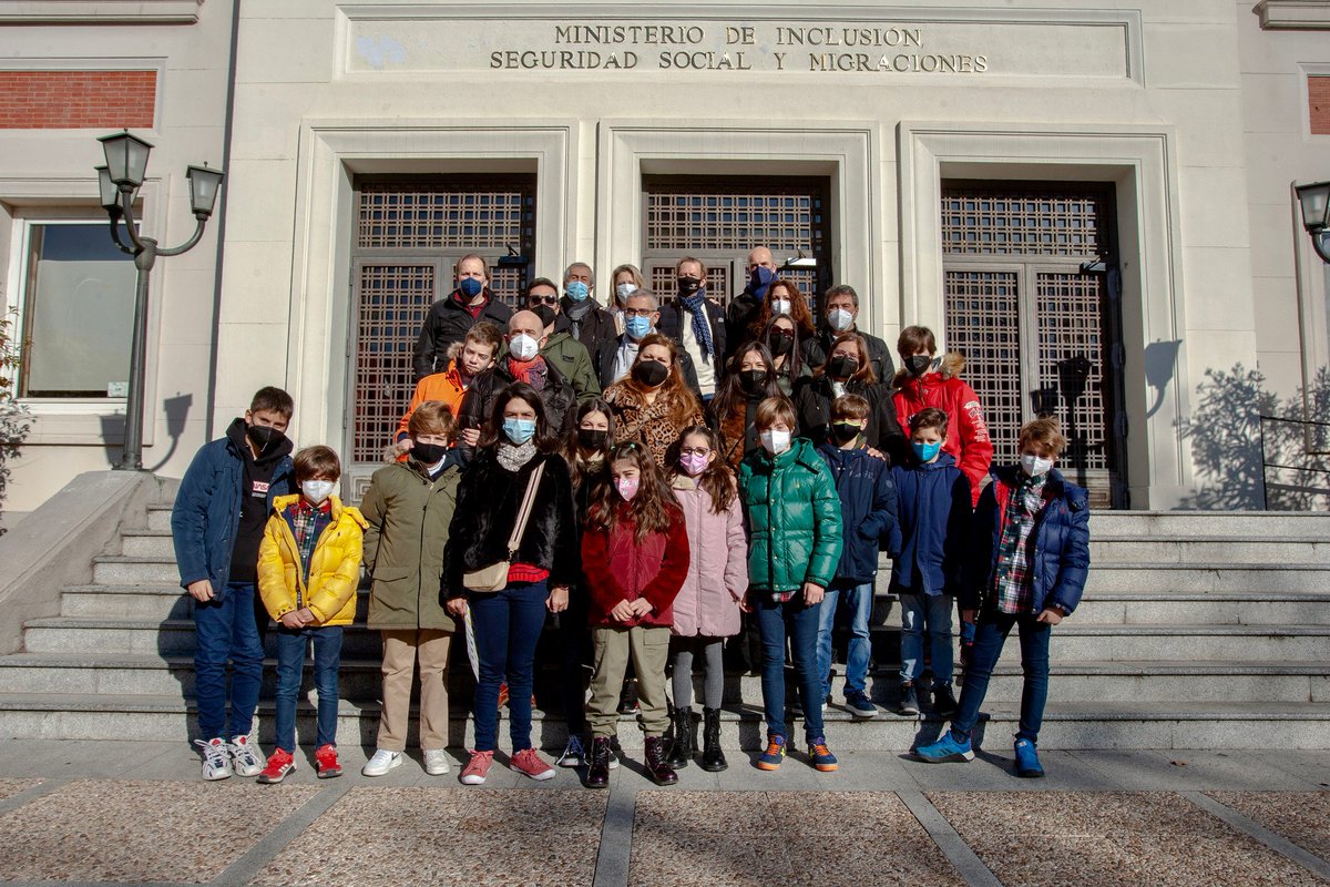 inclusiongob's tweet photo. 🏦 Un grupo de 12 niños ha visitado el @inclusiongob y la Sala de Tránsito. donde se muestra la exposición  ‘Sueños de ayer y de hoy… sueños en el mar’ de Ricardo Calero, un recorrido por las experiencias que viven algunas de las personas más desfavorecidas de la Tierra https://t.co/SXq5nCuiVv