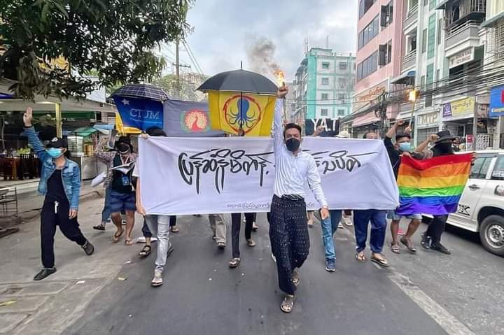 b3rry_y's tweet photo. Protestors marched in somewhere of Yangon to revolt against the terrorists dictatorship by burning the Photo of terrorists leader Min Aung Hlaing and spraying red paint on the streets.

#NoFlyZoneInMyanmar #2022Jan15Coup
#WhatsHappeningInMyanmar https://t.co/OzXGvKiQvD