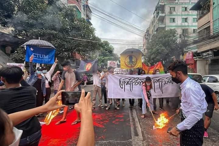 b3rry_y's tweet photo. Protestors marched in somewhere of Yangon to revolt against the terrorists dictatorship by burning the Photo of terrorists leader Min Aung Hlaing and spraying red paint on the streets.

#NoFlyZoneInMyanmar #2022Jan15Coup
#WhatsHappeningInMyanmar https://t.co/OzXGvKiQvD