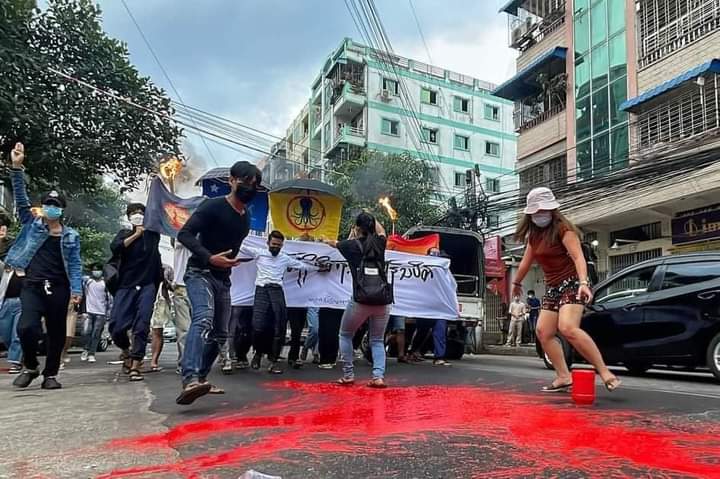 b3rry_y's tweet photo. Protestors marched in somewhere of Yangon to revolt against the terrorists dictatorship by burning the Photo of terrorists leader Min Aung Hlaing and spraying red paint on the streets.

#NoFlyZoneInMyanmar #2022Jan15Coup
#WhatsHappeningInMyanmar https://t.co/OzXGvKiQvD