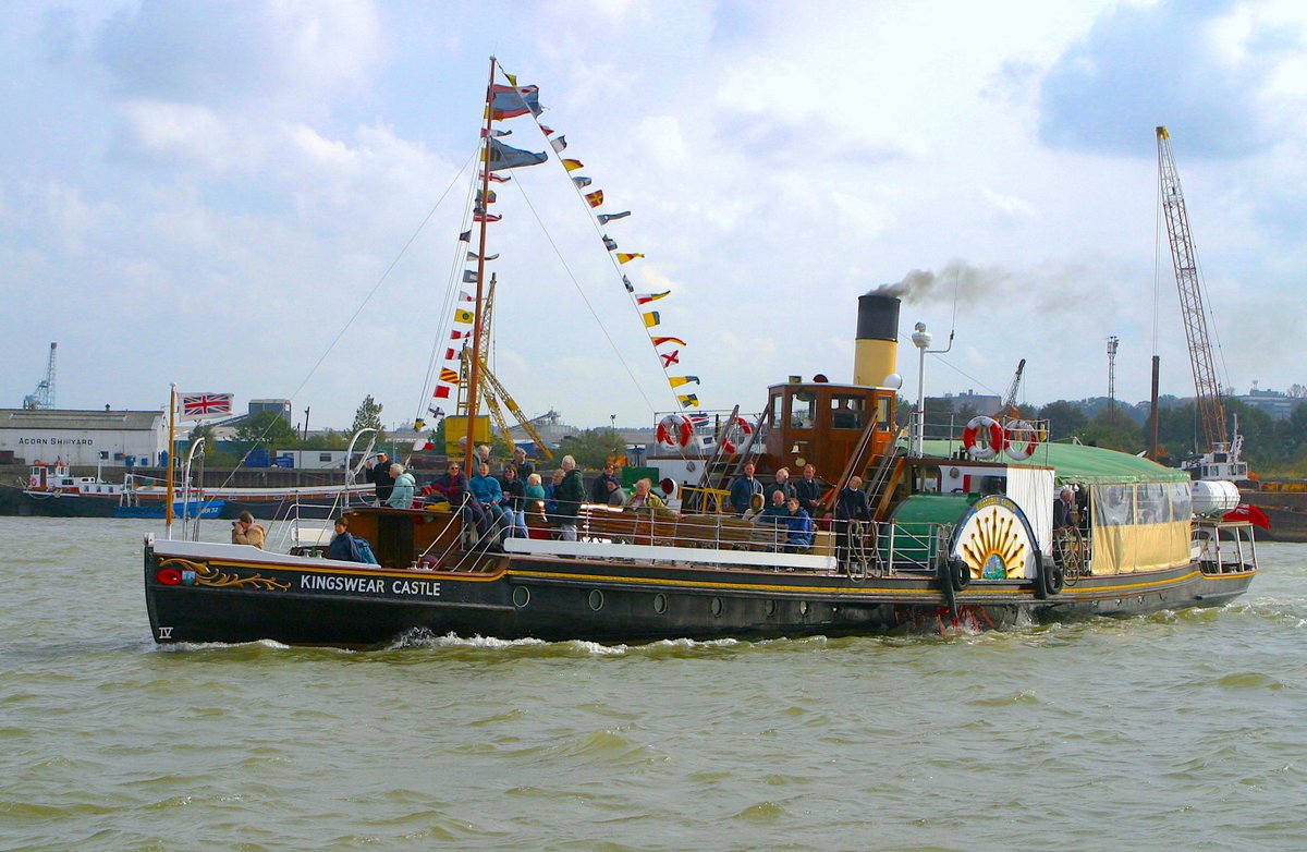 Past times on the River Medway. PS Kingswear Castle passes the Acorn Shipyard on her approach to Strood Pier. @KingswearCastle #ShipsInPics #Paddlesteamer #RiverMedway #Rochester