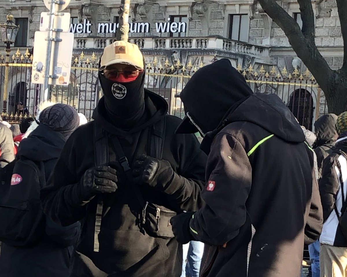Aus der Reihe „Ganz normale Bürger“: Schlaghandschuhe und Mundschutz mit der Aufschrift „Anti Antifa Hools“. Und von denen gibt’s einige. #w1501
