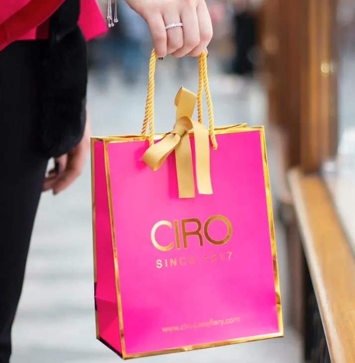 PanachePack's tweet image. Our Classic small gift bag personalised for @ciro_jewellery

The pink bag set off with a gold foil boarder and logo. 
Finished with a luxury gold rope handle and matching satin ribbon tie. 
sales@panachepackaging.com
.
.
.
#customprinting #bespokepackaging #paperpackaging