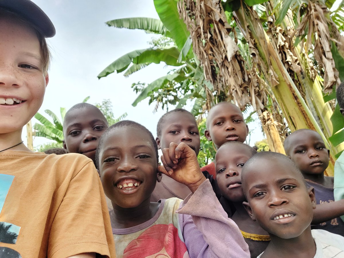 Een treurig wereldrecord: de scholen in Oeganda waren bijna twee jaar dicht. De ontstane problemen zijn groot, maar er is ook een oplossing. 
100weeks.nl/updates/dit-wa…