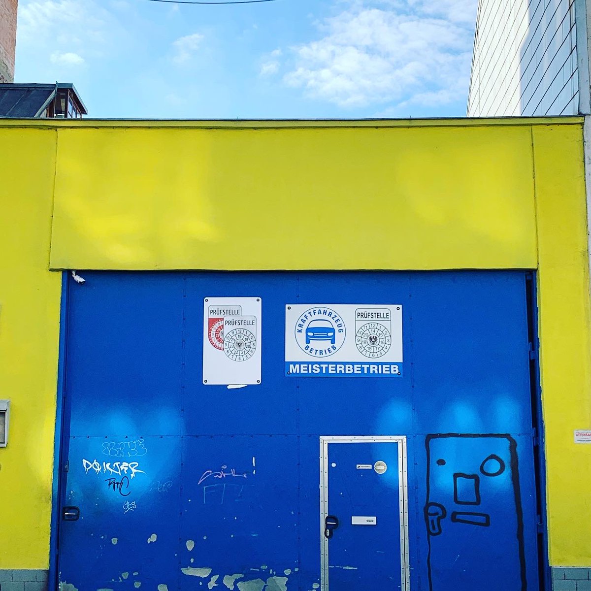mfriedl_nyc's tweet photo. Just picked up some extra printouts at the copyshop… made me walk through this district in #Vienna. Where am I? #facades #vienna #viennastreets @WienInfoB2B https://t.co/oyTmQ19AAi