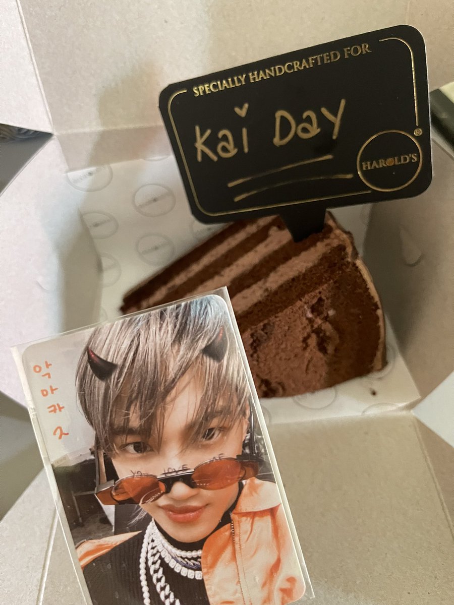 joelxuxi's tweet photo. when your bias birthday is close to each other <3 https://t.co/Fv519r48Va