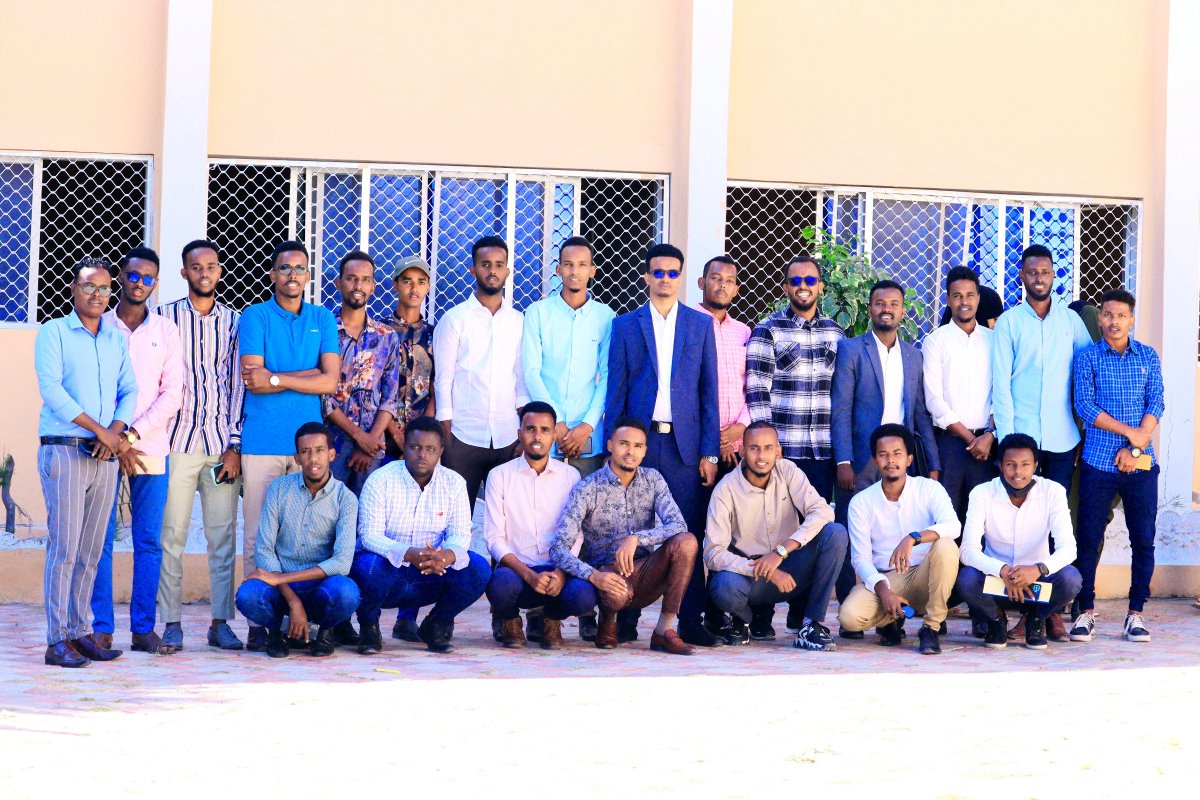 Somali_NU's tweet photo. Dufcadii koowaad ee ka qalinjabinaysa kulliyadda Culuumta bulshada qaybta saxaafadda, burburkii ka dib ayaa maanta waxaa u soo dhamaaday imtixaankii ugu danbeeyay ee waxbarashada heerka Koowaad ee Jaamacadda @SNU_University - https://t.co/s6BwPUl4x5 , https://t.co/SY3SxYYZYj https://t.co/wdQLRxjzI8