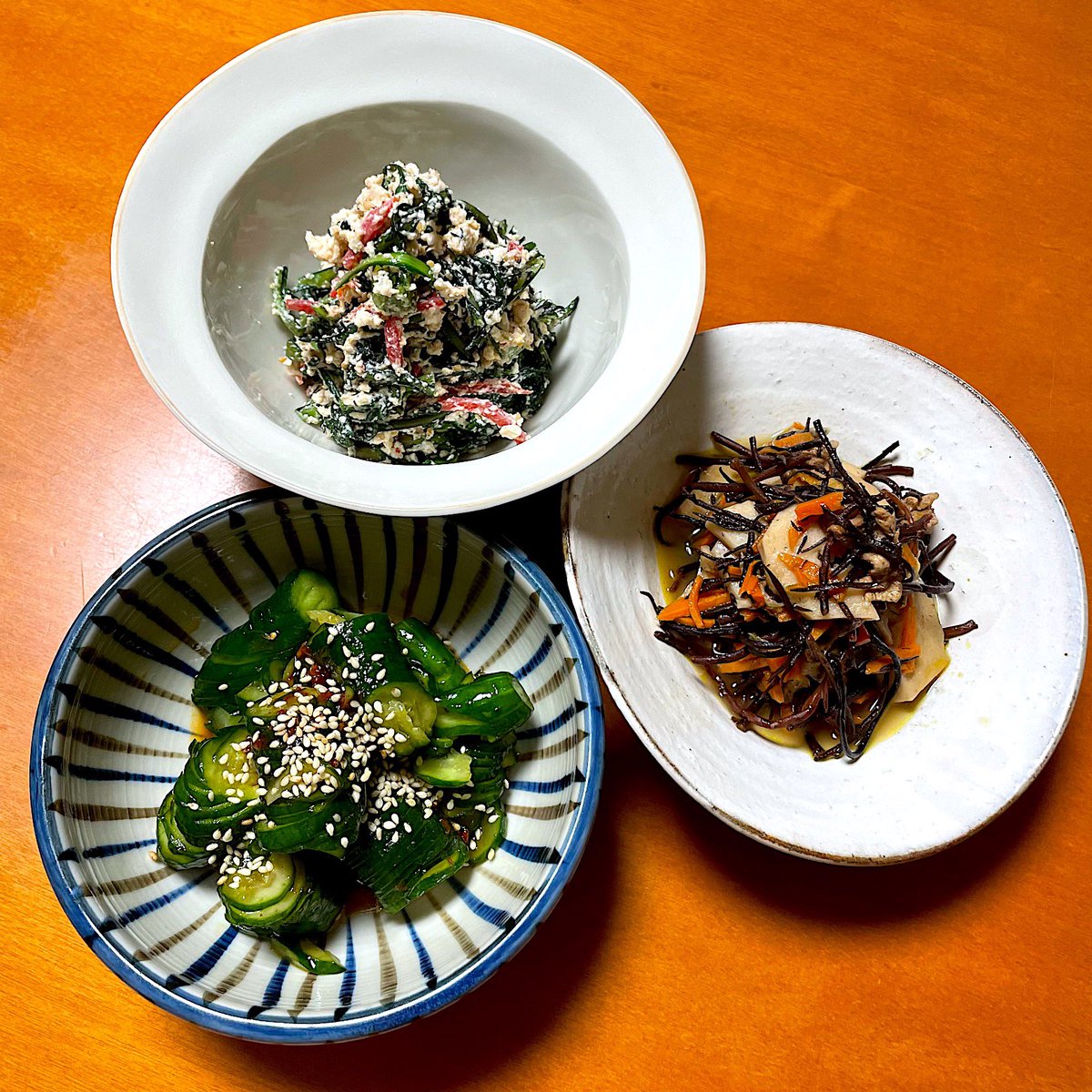 おかずはほぼ和食なのに、何故かアヒージョ。蛇腹きゅうり、春菊の白和え、母作のひじき煮。スキレットの大きさ間違えて、具