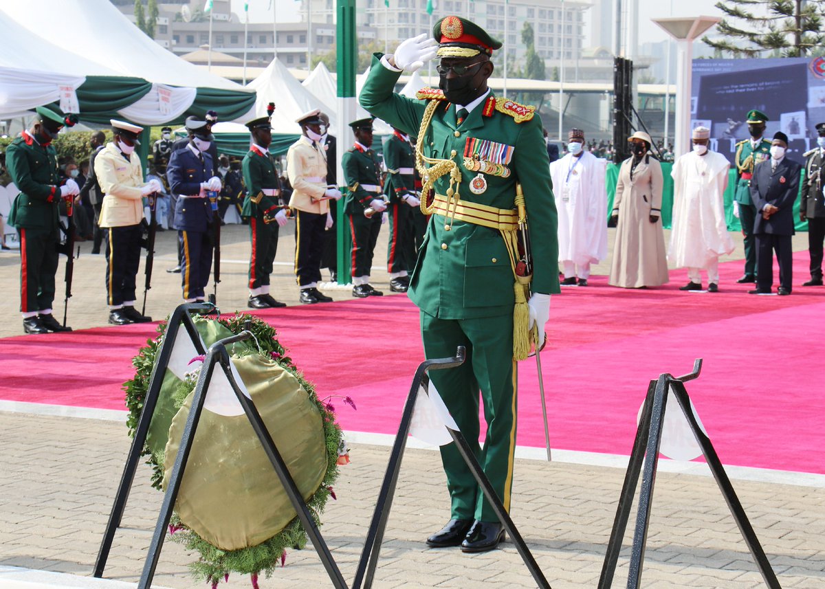 DHQNigeria's tweet image. Picture Story: CDS, laying his wreath in honour of fallen Heroes. #ArmedForcesRemembranceDay2022 #LoveForCountry #Fallenbutnotforgotten