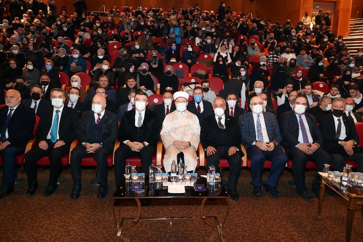 Erzurum’da 5 asırlık bir gelenek olan 1001 Hatim programları Muhterem Diyanet İşleri Başkanımız @dibalierbas Hocamızın duaları ile taçlandı.
Atatürk Üniversitesinde gençlerimize yönelik konferansları ise güne ayrı bir anlam kattı.
#Erzurum #1001hatim