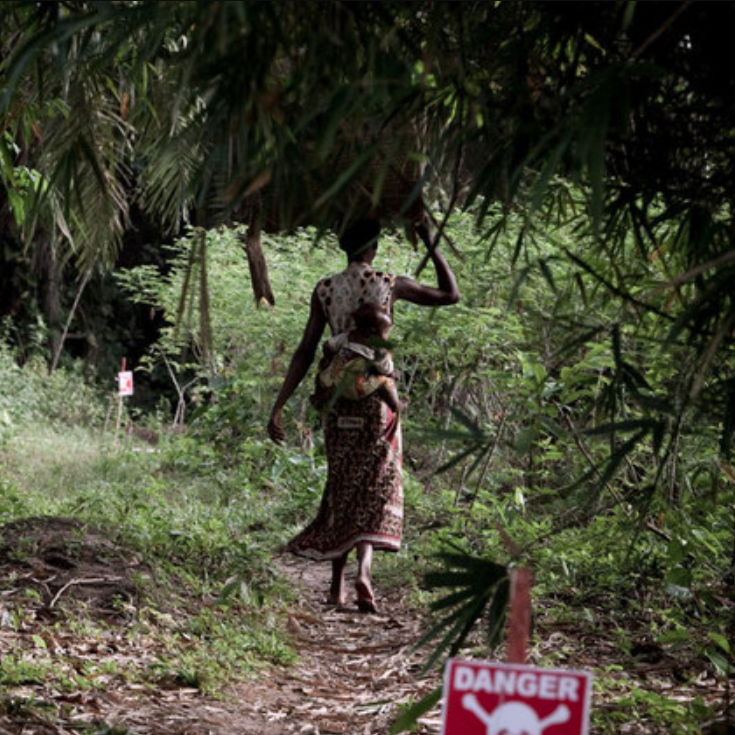 UNIDIR's tweet image. #DidYouKnow that the 2021 #CCM2RevCon concluded with a document calling for robust action around #ClusterMunitions that considers needs, vulnerabilities and perspectives of women, girls, boys and men? ⚠

Learn more with our Gender &amp;amp; Disarmament Hub 💻 unidir.org/gender-perspec…