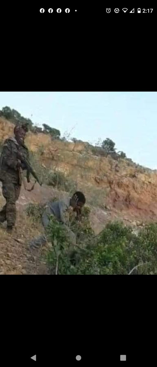 The savagery of this Ethiopian soldier before she murders a Tigrayan child. She has the gall to smile as her fellow murderous soldiers record themselves. 💔  #TigrayGenocide #MahbereDego #FreeTigray
@POTUS
@SecBlinken 
@antonioguterres 
@UN_HRC 
@UNHumanRights