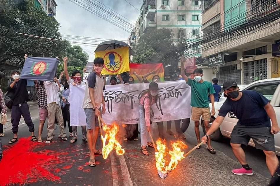 MizzimaNews's tweet photo. 'ပြန်ဆုံနိမိတ်နဲ့ ရန်ကုန်သပိတ်' သပိတ်စစ်ကြောင်း 

#mizzimanews https://t.co/2i0R30gonS