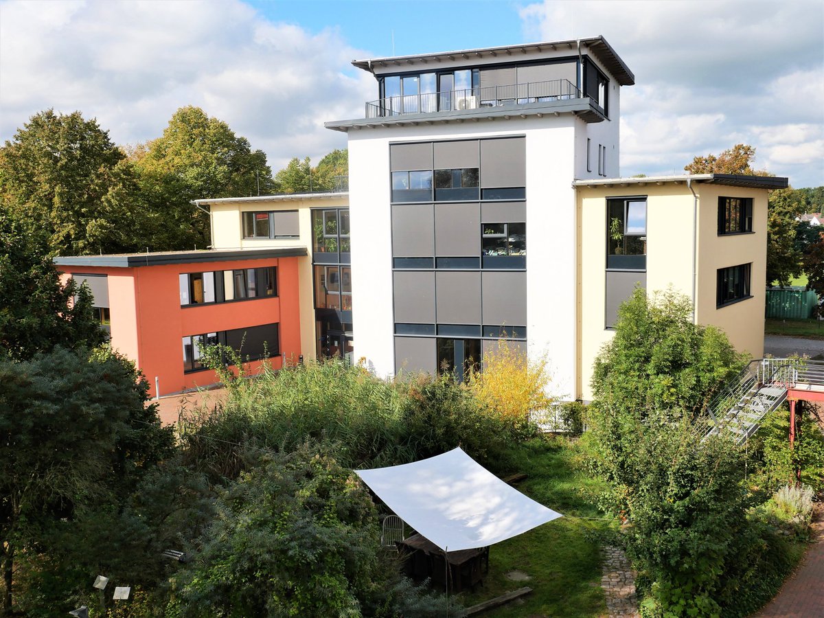 BurchertMichael's tweet photo. Ja Bitte! 🙏
Hier ein vorgefertigtes Gebäude, dass das Klima um mehrere tausend Tonnen CO2 entlastet, sofort - nicht erst im Betrieb (im Betrieb sowieso!). Und am Ende kein Deponiemüll ist. #nznb #verden #co2senke #biomasse #modulbauweise #vorfertigung  #bauwende https://t.co/MoJsWmLBa1