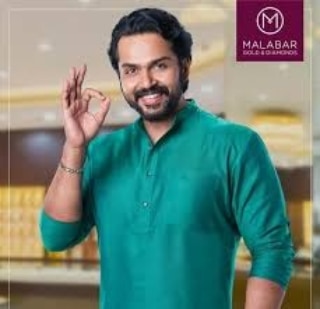 renusathish12's tweet photo. 30 நாட்களில் சிகப்பழகு, சோப்பை உபயோகித்தால் நம்பிக்கை கூடும் என்பதை போன்றே இதுவும்.

முந்தைய விளம்பரங்களாவது பெண்ணை  வணிக பொருளாக மட்டுமே பார்த்தது.  ஆனால் இந்த நகை கடை விளம்பரங்கள்,  பெற்றோர் பிள்ளை ��ீதான பாசத்தையும் வணிக பொருளாக மாற்றுகிறது. https://t.co/wm4rdmKSxI