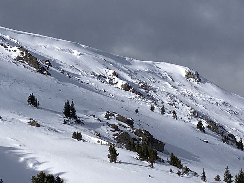 COAvalancheInfo's tweet photo. #CAICSummit MOD(2of5) Winds  drifted snow onto east, southeast, and south-facing slopes above treeline where you can trigger a small avalanche. You can trigger a large avalanche on northerly and easterly aspects in spots where the snowpack is thinner. https://t.co/9vJme1X5zb https://t.co/OseiVcD7O4