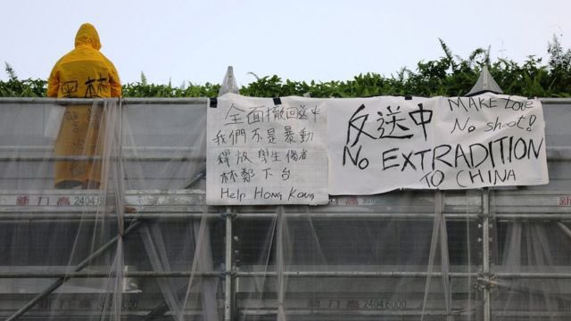 Saygoooidbye's tweet photo. A 13 yo kid was taken away by #HongKong police outside Pacific Place. Today is a memorial day for social activist Mr. Leung Ling-kit. We believe that he was taken to Central Police Station source: https://t.co/qS5HaknLzO https://t.co/QvyaW0blX5