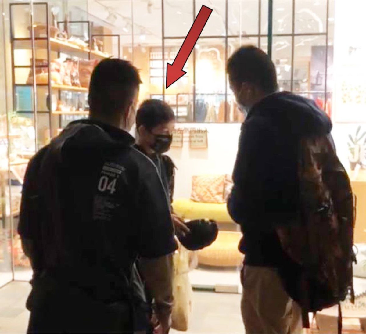 Saygoooidbye's tweet photo. A 13 yo kid was taken away by #HongKong police outside Pacific Place. Today is a memorial day for social activist Mr. Leung Ling-kit. We believe that he was taken to Central Police Station source: https://t.co/qS5HaknLzO https://t.co/QvyaW0blX5