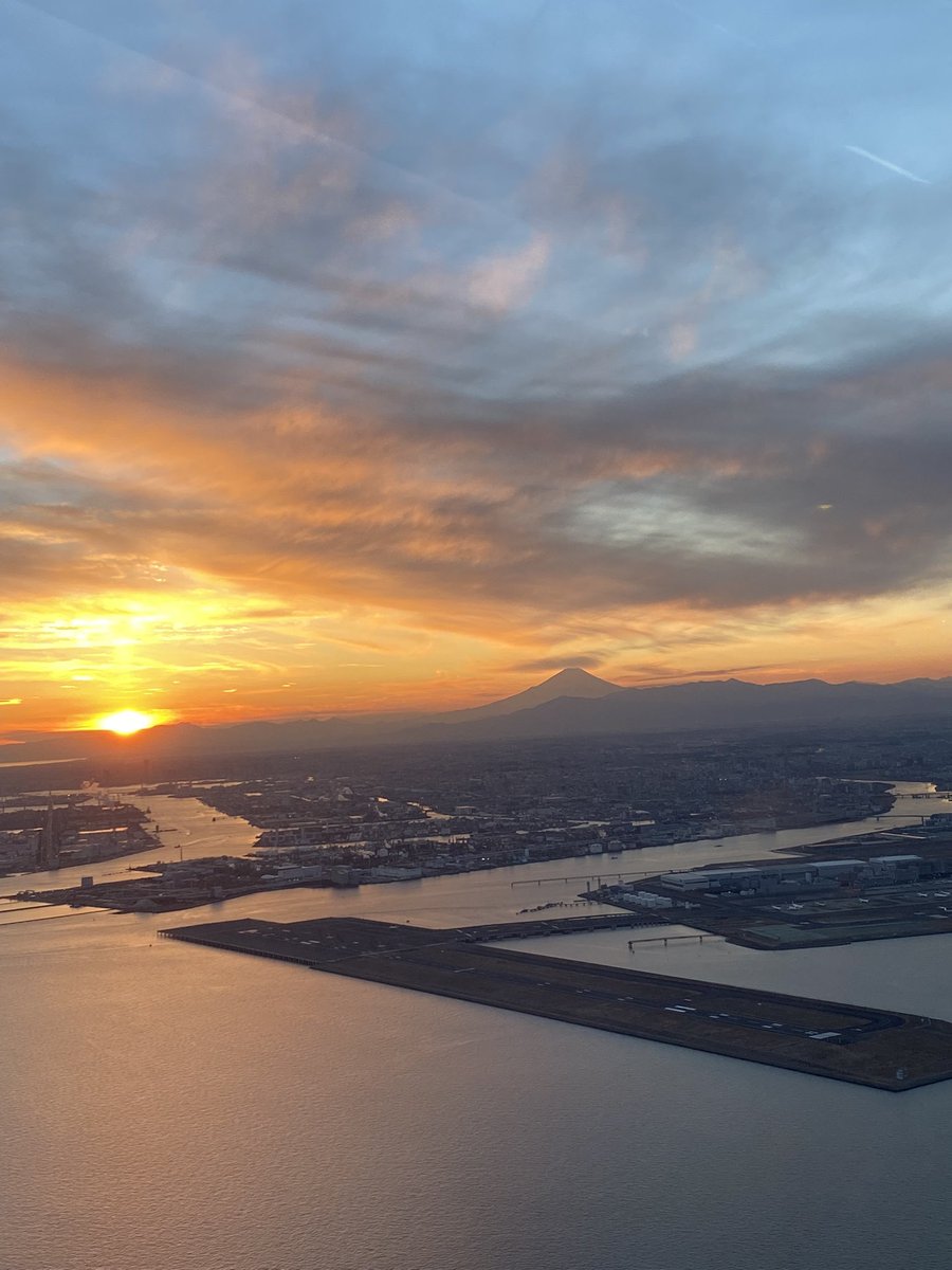 夕方の便で帰りました✈️ 夕焼けと富士山😊 グッズ、あとはタオルくらいで 他のは20日にしか届かないです😅 待ってくれている人ごめんなさい🙇‍♀️ 荷物多すぎて持てませんでした🤣 おやすみなさ