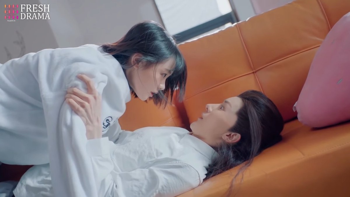 estherbyun13's tweet photo. They always end up in the most awkward positions 👀😂
#EmperororBoss #偶然出现的你 #ChenFangtong #YangZe https://t.co/fKwdCdALbz