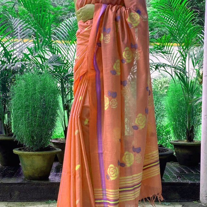 biharfoundation's tweet photo. Bawan Buti is a craft of weaving intricate motifs (butis) on #handloom sarees. This style of weaving marked the beginning of cotton-on-cotton brocade. The art captures the beauty of the universe through motifs of #Buddhist artefacts.

#SareeTwitter #saree https://t.co/1UnXVrurUi
