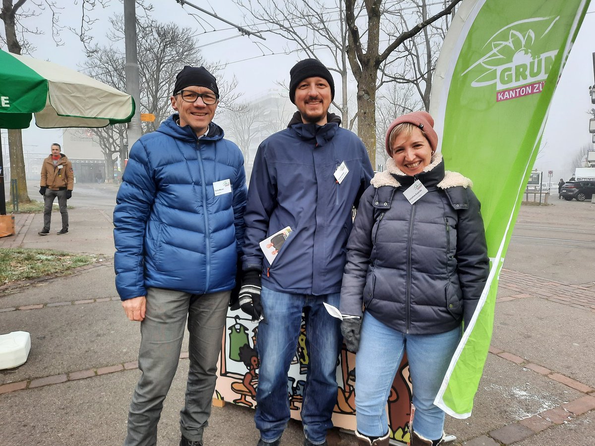 Wahlkampf in Zürich Schwamendingen. Mit unseren visionären Häusern für Zürich. Liste 4 wählen! Mit Catalina Gajardo und Adrian Halter. #ichwillzukunft #grzh #kreis12 #wahlen22 #liste4 <a href="/GrueneZuerich/">GRÜNE Zürich</a>