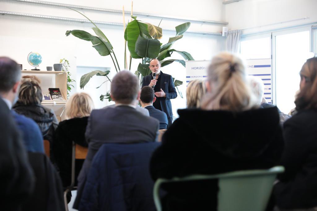 HorizonsLeParti's tweet image. 🔵 Aujourd'hui marque une nouvelle étape pour @HorizonsLeParti avec le lancement des 130 premiers comités municipaux !
⚪ Notre objectif est simple : enraciner notre parti et élever le débat collectif. 
 ➡ horizonsleparti.fr/comites-munici…

#JeRejoinsHorizons