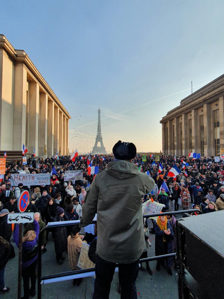 f_philippot's tweet photo. #manifs15janvier Un monde énorme se rassemble en ce moment à Paris ! C’est phénoménal et ce n’est pas fini ! Macron dehors ! Le narratif change complètement ! Liberté ! 🇫🇷🇫🇷🇫🇷 https://t.co/lk0HtCQyNP