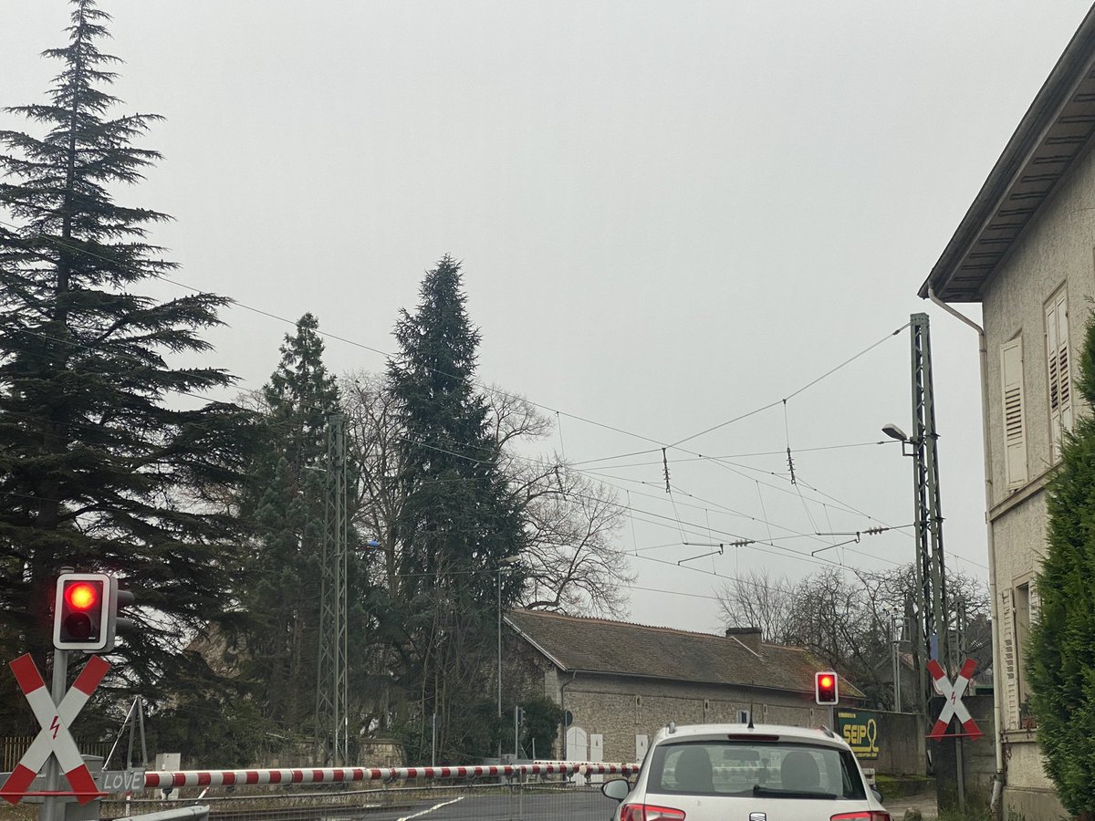 DerNiersteiner's tweet photo. #Nierstein - Oppenheim - #Bahnübergang >10 Minuten geschlossen - dann geht die Schranke hoch ohne dass ein Zug kam.  Ist es sicher loszufahren ? https://t.co/OGKLAb8Eo4