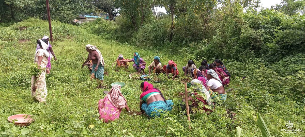 goonj's tweet photo. During one of our meetings, the villagers of Jawhar taluka in Palghar spoke about making a #kitchengarden under our #DignityforWork initiative to fulfil their nutritional needs. With 18 women who stepped forward, we organized a ‘#BreaktheSilence’ session on menstrual awareness. https://t.co/jPLzFwmf0F