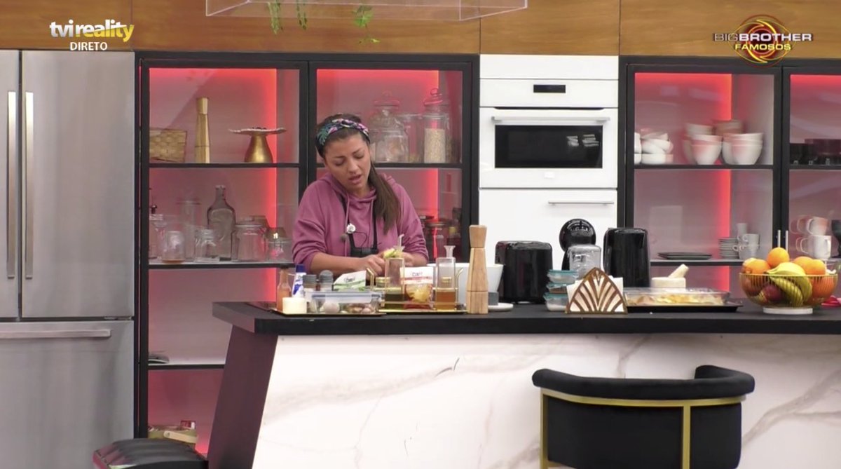 aluisasilva_96's tweet photo. a liliana a combinar com a esfregona, a catarina a combinar com as luzes do armário, o jay a combinar com o sofá, o kasha a combinar com o balão.

QUE SATISFATÓRIO, PORRA #bbtvi https://t.co/d88t345nxx