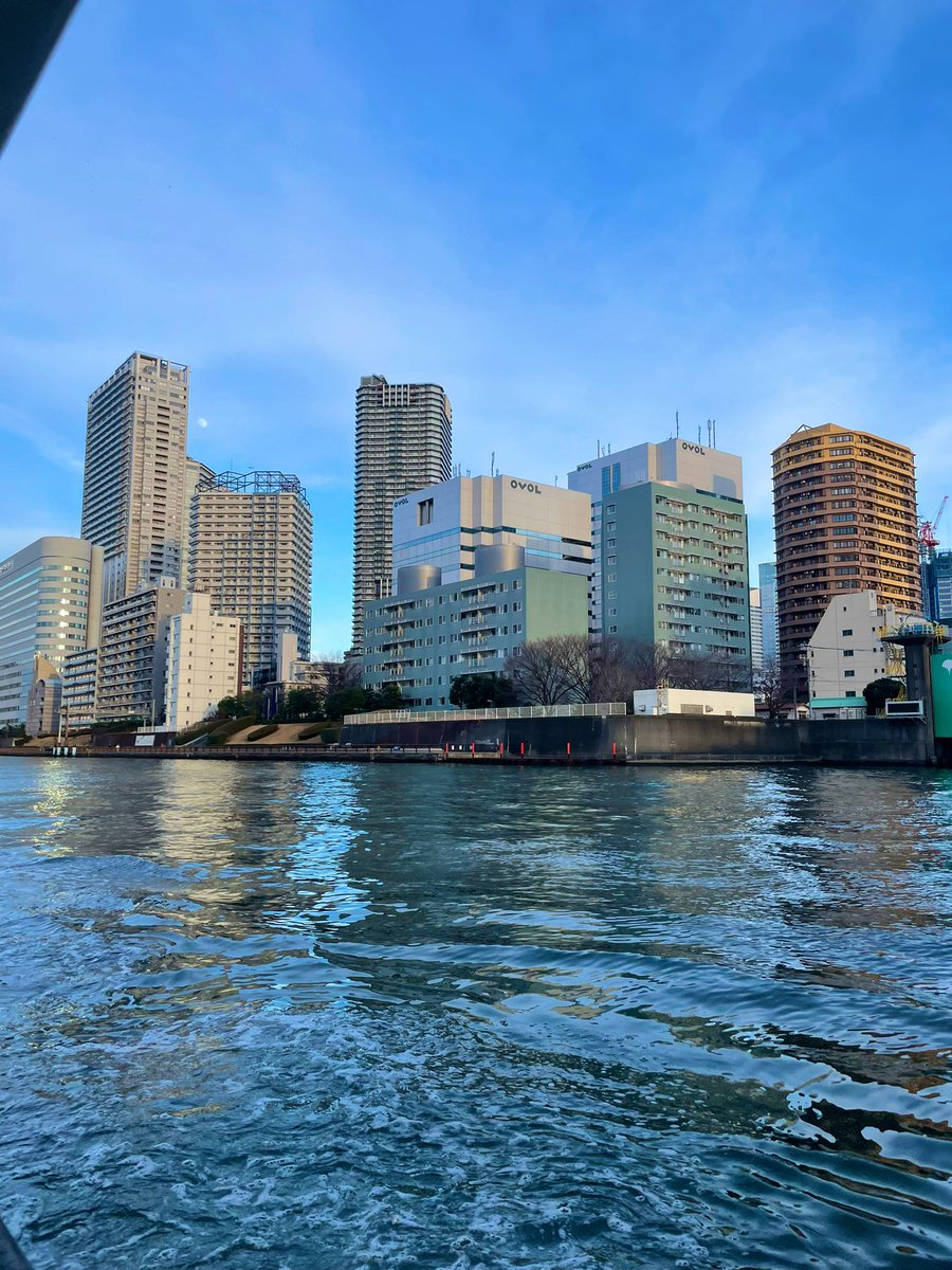 mikuhirata's tweet image. お台場ビルズでのランチの後は🥞室内で遊ぶ予定が、海浜公園で海辺散策🏝
私は、#bluetable でカフェ☕️ヤシの木すごい好きなのよね〜🥺🌴♥️
時刻表みたら #水上バス に乗れそうで🛳チケット🎟を購入して、ギリギリ乗り込み💨#佐野晶哉 明石町 (聖路加ガーデン前)まで‼︎子供も喜ぶし水門楽しめた✨