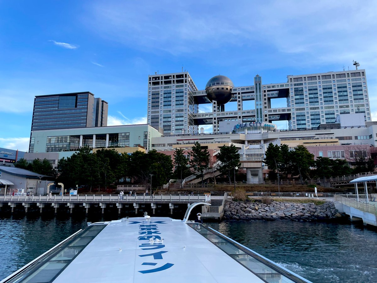 mikuhirata's tweet image. お台場ビルズでのランチの後は🥞室内で遊ぶ予定が、海浜公園で海辺散策🏝
私は、#bluetable でカフェ☕️ヤシの木すごい好きなのよね〜🥺🌴♥️
時刻表みたら #水上バス に乗れそうで🛳チケット🎟を購入して、ギリギリ乗り込み💨#佐野晶哉 明石町 (聖路加ガーデン前)まで‼︎子供も喜ぶし水門楽しめた✨