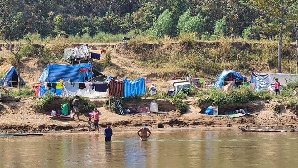 pyaemhu's tweet photo. The refugees from 7 villages of Lay Kay Kaw Myothit, Myawaddy who had fled near Thaungyin river, again displaced to another place in fear of the offensive launched by junta soldiers. #NoFlyZoneInMyanmar #2022Jan15Coup #WhatsHappeningInMyanmar https://t.co/GRW3pxeW5e