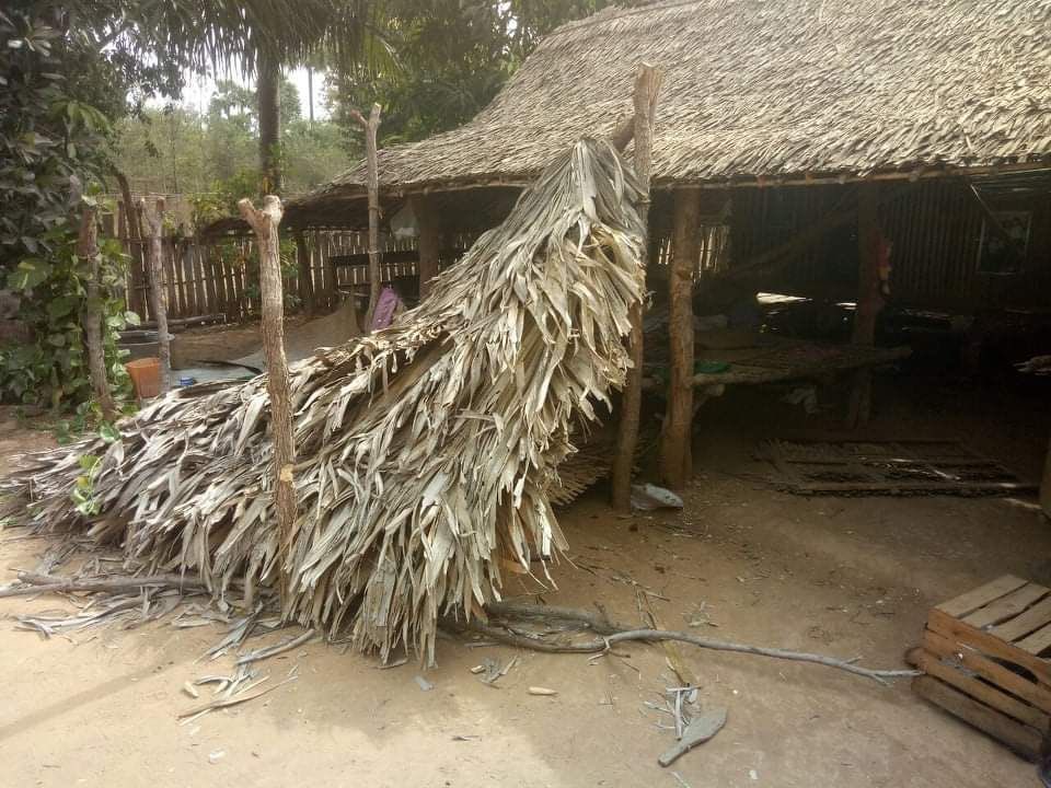 pyaemhu's tweet photo. Military troops raided Zeephyusarkaung village, Myaing tsp, Magway division, violently stormed the civilians houses, abducted the locals, and robbed the valuable stuffs worth of about 5 million kyats. #2022Jan15Coup #WhatsHappeningInMyanmar https://t.co/gNSl8yEkKL