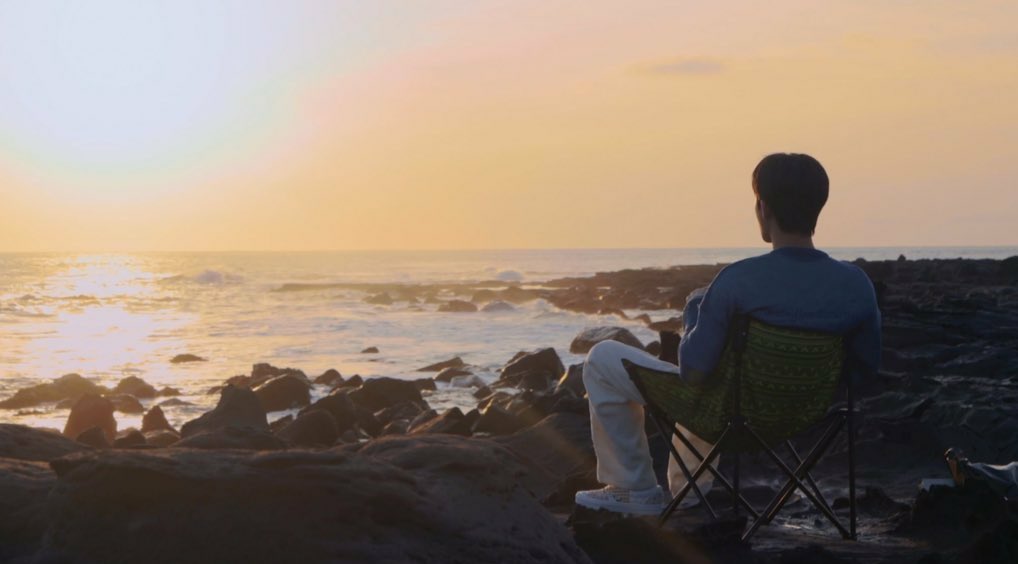 filmhanbin's tweet photo. Oh to watch the sunset and sunrise with Hanbin https://t.co/Pd8mZC6Km3
