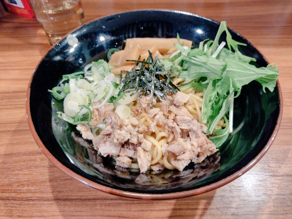 壱角家さんにて。今年初めての油そばかな。汁なし麺大好き♥汁もご飯もつけないから、大盛りにしても許されると思うんだ？🤔