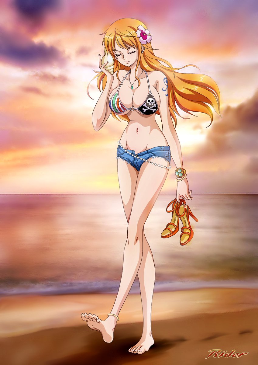 — La navegante paseaba por la playa, exhibiendo su precioso cuerpo con un sujetador algo pequeño, y unos shorts enanos. Por supuesto, bajo estos no llevaba nada —