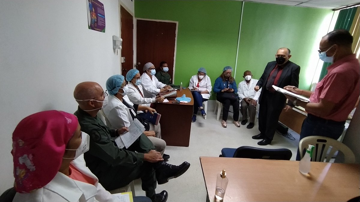ISP_Bolivar's tweet photo. #Ahora El Presidente del #Ispeb mantiene reunión de trabajo con director del Hospital Ruiz y Páez, General Juvenal Villega, y directores de salud regional para seguir avanzando en la salud a la población.
@NicolasMaduro @MinSaludVE @amarcanopsuv #MaestrosForjadoresDeAmor https://t.co/ASou1bJ4SN