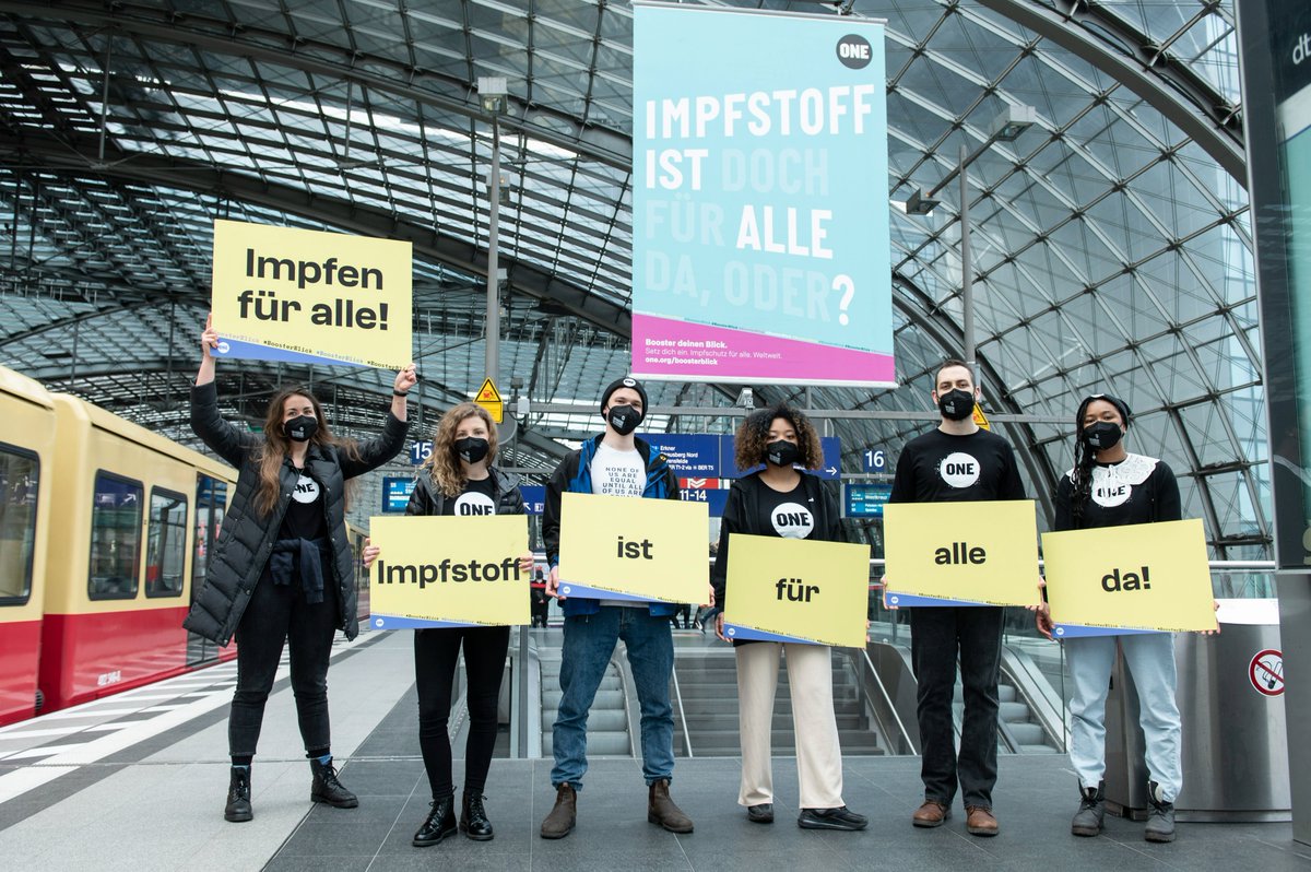 ONEDeutschland's tweet photo. Impfstoff ist für alle da! 📣 So sollte es zumindest sein. Darauf machen unsere #ONEActivists heute am Berliner HBF aufmerksam –  und fordern von Entscheidungsträger*innen, nicht nur ihr eigenes Land, sondern auch ihren Blick zu boostern! 👀 #BoosterBlick https://t.co/7vmMGaGHoF https://t.co/ovIozkkgDC
