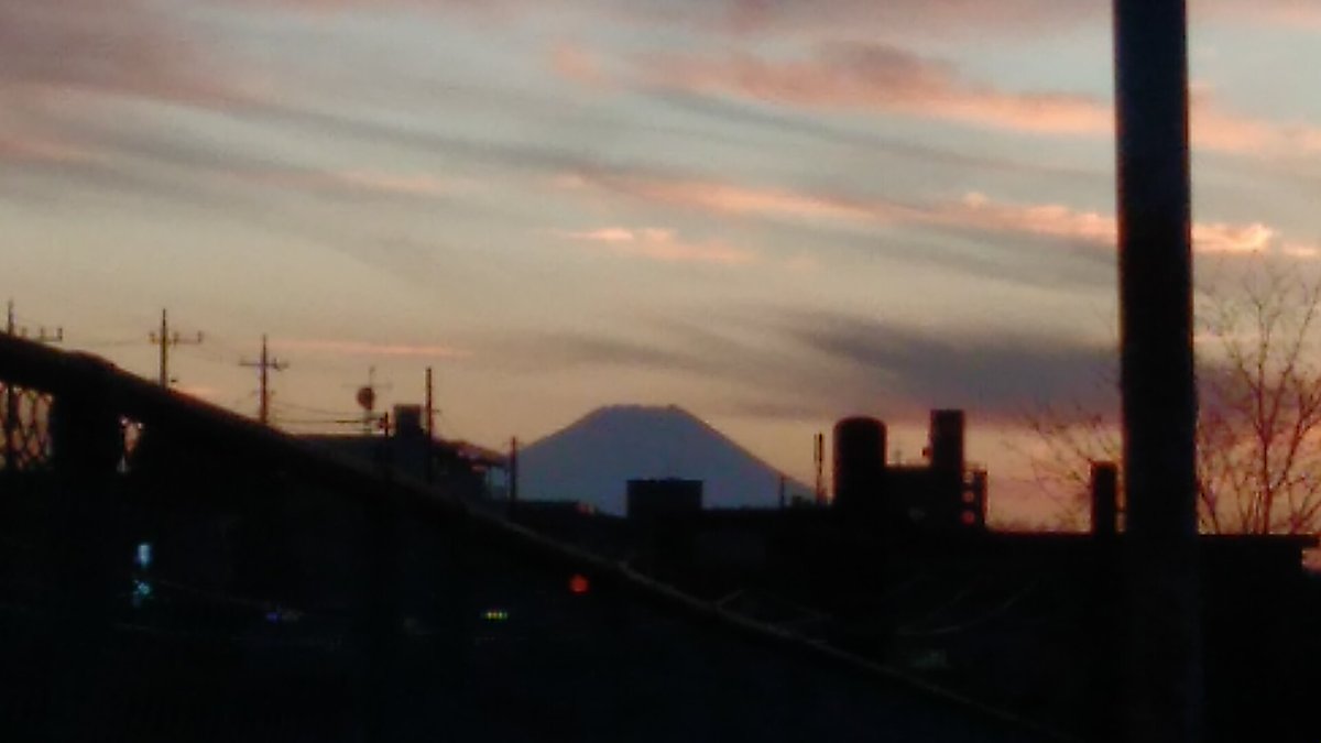 今日 カフェ 行って 買い物 行って帰りに 例の場所で 富士山🗻を また 撮ってみた 夕焼けの感じが 違って 綺麗でした 電車も 一緒に撮ってみた どうかな？ いつも こんなことして 時間が 