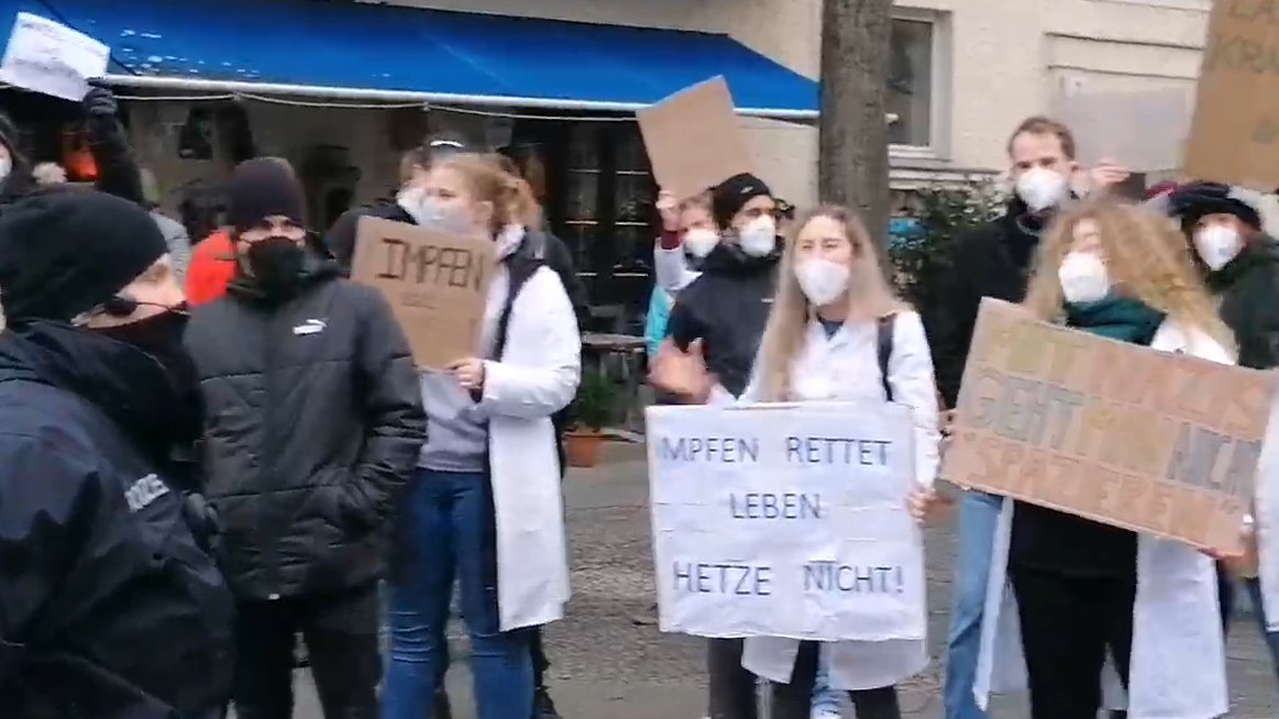 Stabilerer Gegenprotest beim #autokorso in #Berlin #B1501 #ImpfenStattSchimpfen