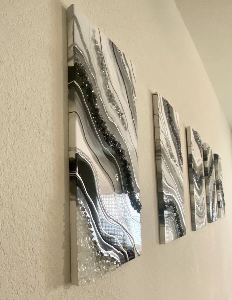 kelsotheartist's tweet image. The 5 piece set I gifted my sister is finally hung up in her home🖤🤍