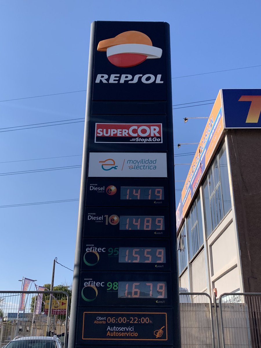 VoxDavidgarcia's tweet photo. El Gobierno Social Comunista de Sánchez, Irene, Yolanda, Garzón y demás... está haciendo cosas chulísimas.

Precios de los combustibles ahora mismo. https://t.co/KfTE0iqcIi