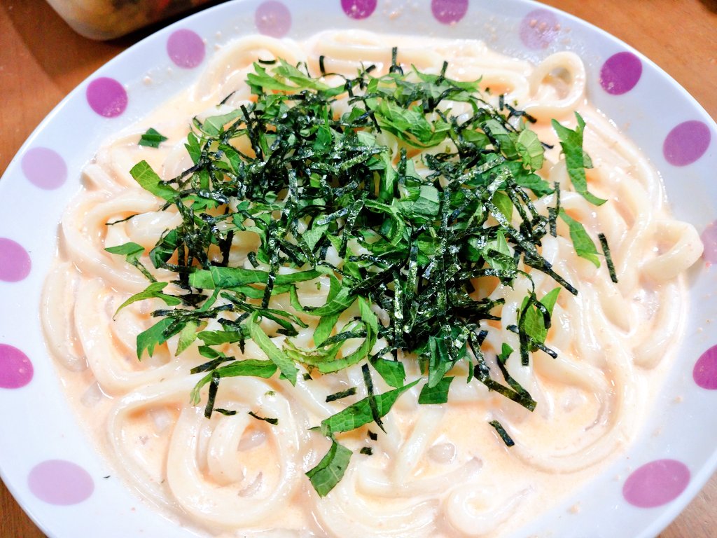 今日の は… deレンチンめんたいクリームうどん🍝 息子らは足りないので昨日大量に作ってた豚丼も食べてた😋 パスタより冷凍うどんバージョンのが簡単＆美味しいから好き🤭 今日も は旦那ちゃんとL