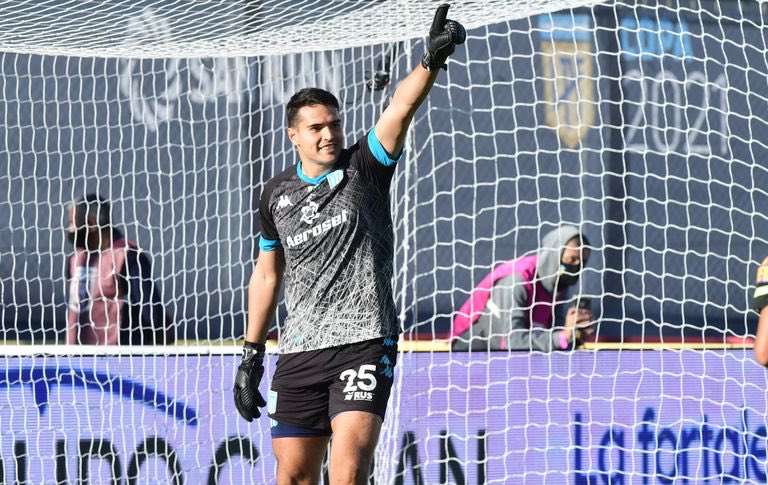 RacingClubconCM's tweet photo. Los jugadores Gaston Gomez y Lucas  Orban dieron positivo de covid-19. ¡Fuerza y pronta recuperación! https://t.co/Ml7M735l7R